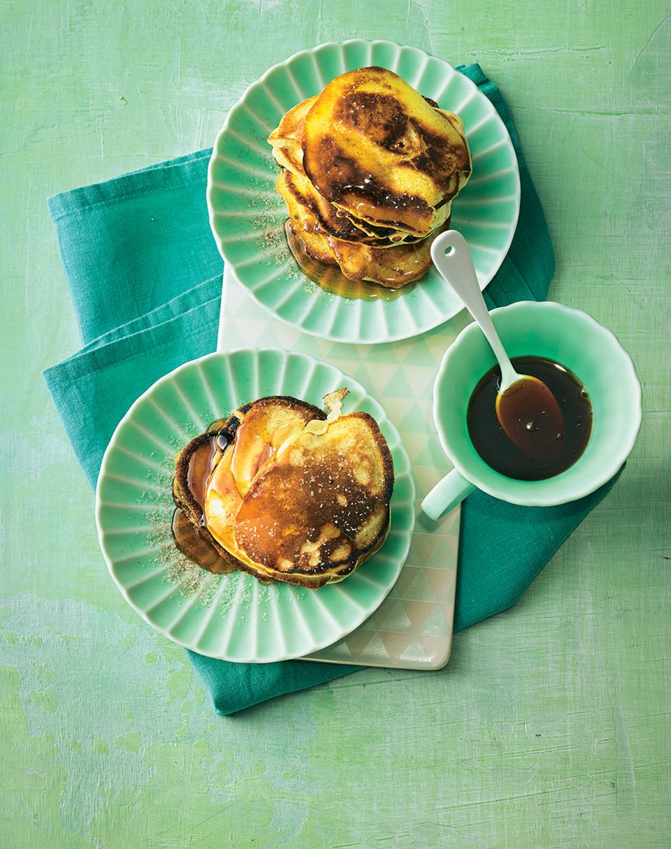 Apfel-Pancakes mit Ahornsirup Apfel-Pancakes mit Ahornsirup