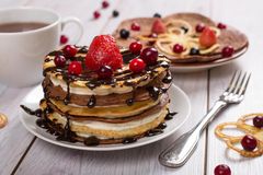 Pancake-Schoko-Türmchen Pancakes mit Schokolade zu einem Türmchen gestapelt