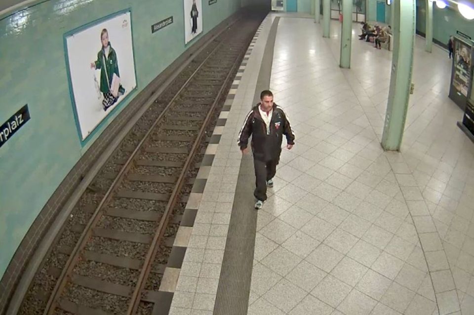 Fotos der Überwachungskamera zeigen den mutmaßlichen Täter. Fotos der Überwachungskamera zeigen den mutmaßlichen Täter.