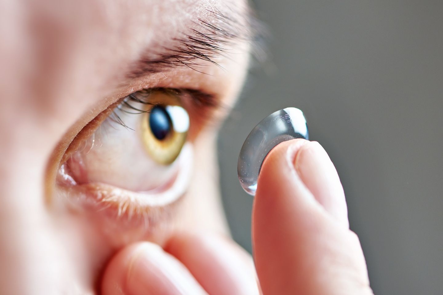 Ärzte holen 27 Kontaktlinsen aus Auge von Patientin