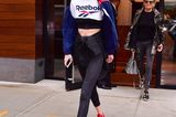 Gigi Hadid trägt feuerrote Sneaker von Reebok zum Sportoutfit