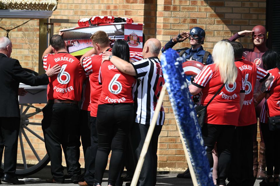 Himmlisches Spektakel bei Beerdigung des krebskranken Bradley Lowery Himmlisches Spektakel bei Beerdigung des krebskranken Bradley Lowery