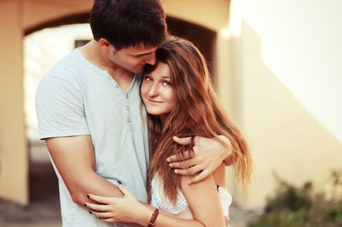 Attraktive Partner lösen Esstörungen aus: Paar umarmt sich