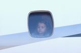 Charlotte schaut aus dem Flugzeugfenster