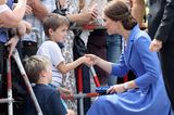 Kate schüttelt Kind die Hand