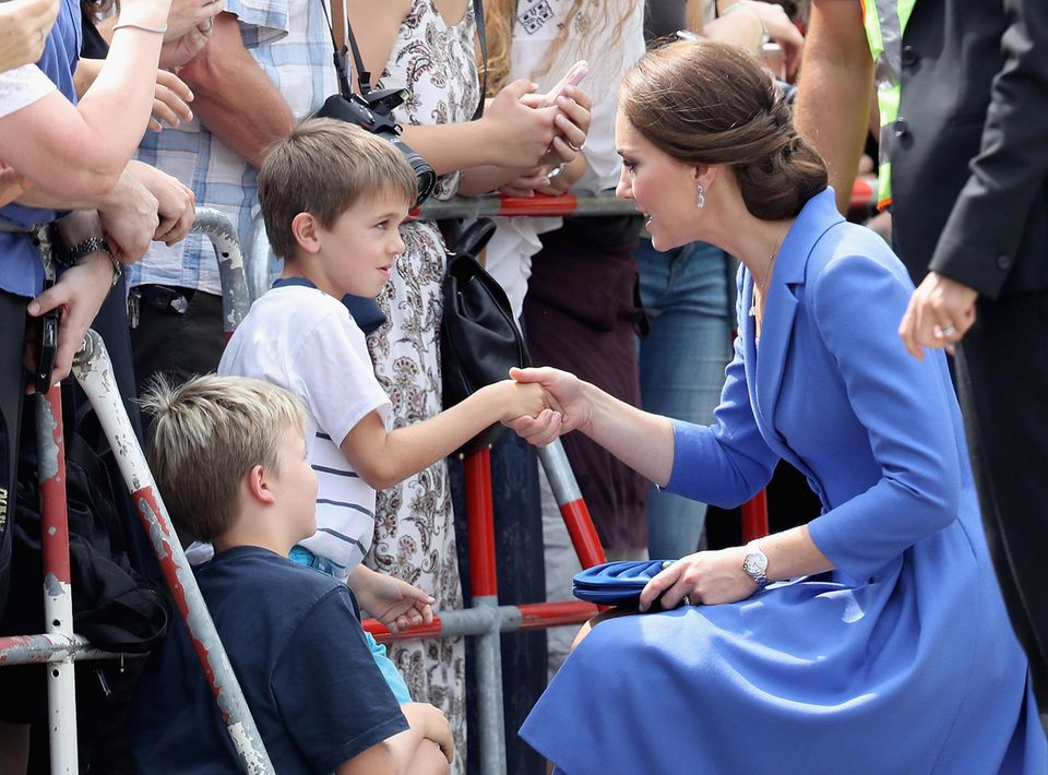 Kate schüttelt Kind die Hand