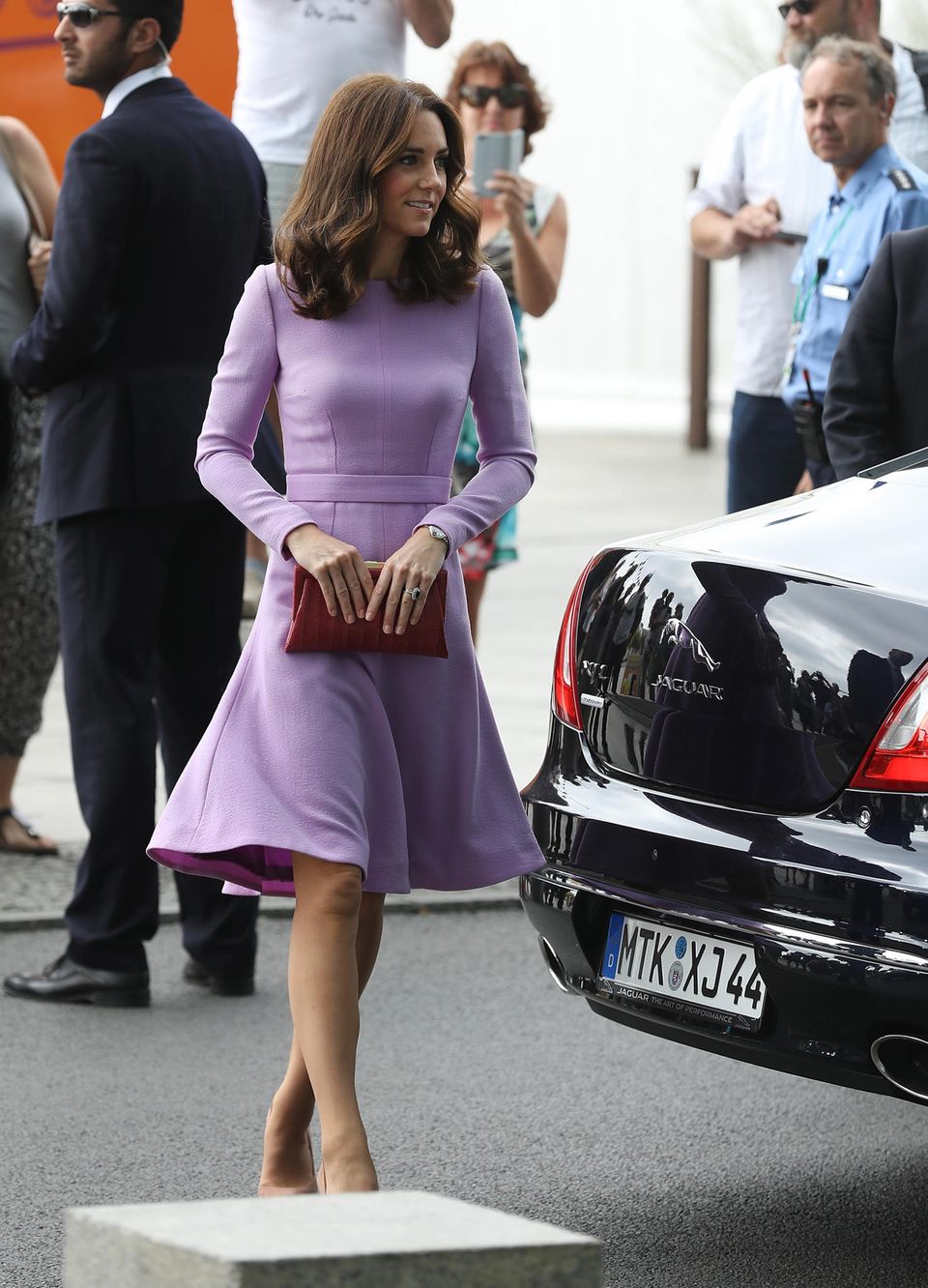 Herzogin Kate in einem fliederfarbenen Kleid