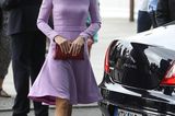 Herzogin Kate in einem fliederfarbenen Kleid