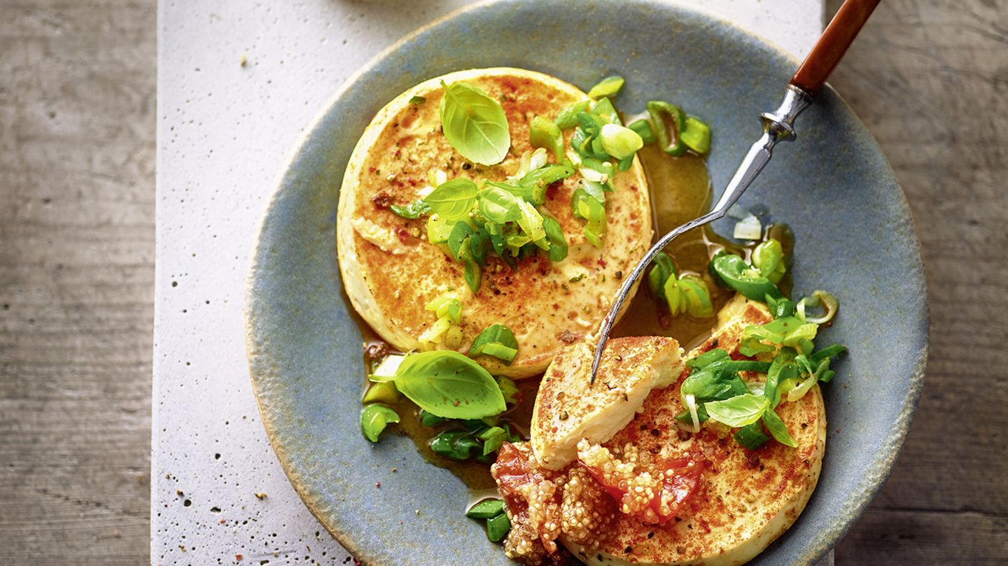 Gebackener Feta mit Lauchzwiebeln und Quinoa-Tomaten-Marmelade ...