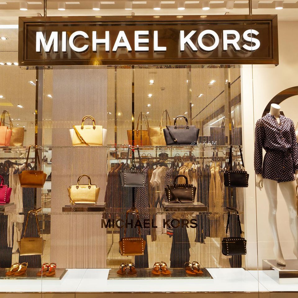 Michael Kors Schaufenster mit Taschen