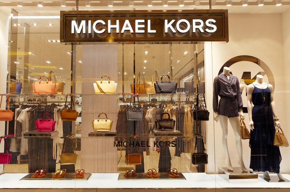 Michael Kors Schaufenster mit Taschen
