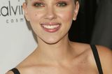 Scarlett Johansson trägt Lidschatten in Kupfer