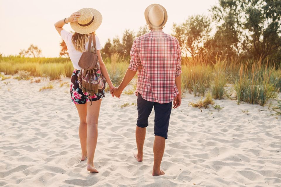 Händchenhalten: Paar am Strand