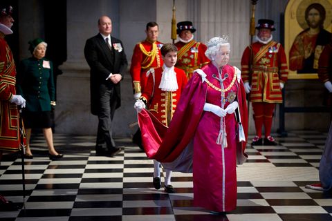 Arthur Chatto 2012 als Page von Queen Elizabeth II., der er bei der Verleihung des "Order of British Empire" die Schleppe trug.