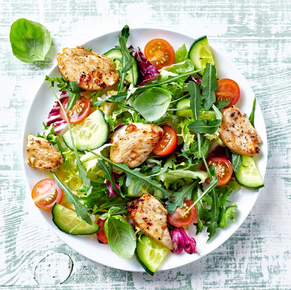 Salate zum Grillen: Frischer grüner Salat mit gebratenem Hähnchen