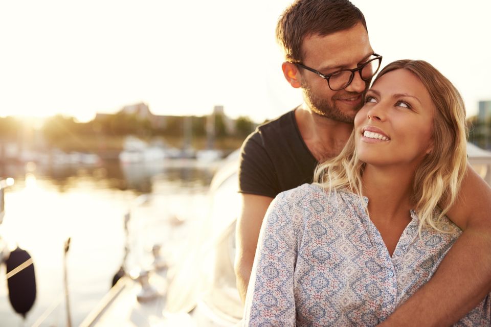 Warum man den Partner ändern muss: Paar umarmt sich