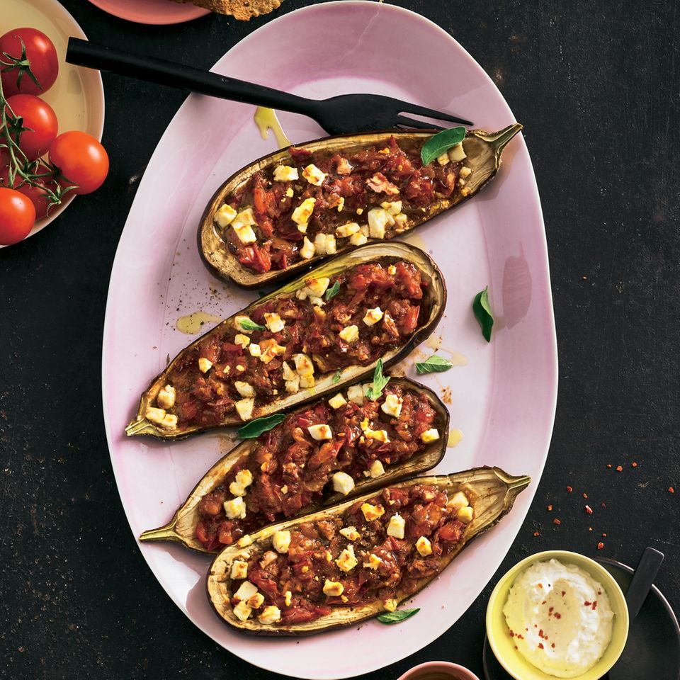 Gefüllte Aubergine mit Feta-Joghurt | BRIGITTE.de