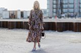 Bloggerin trägt auf der Copenhagener Fashion Week ein Blumenkleid
