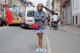 Bloggerin trägt Puschel-Slides zu Oversize-Blazer