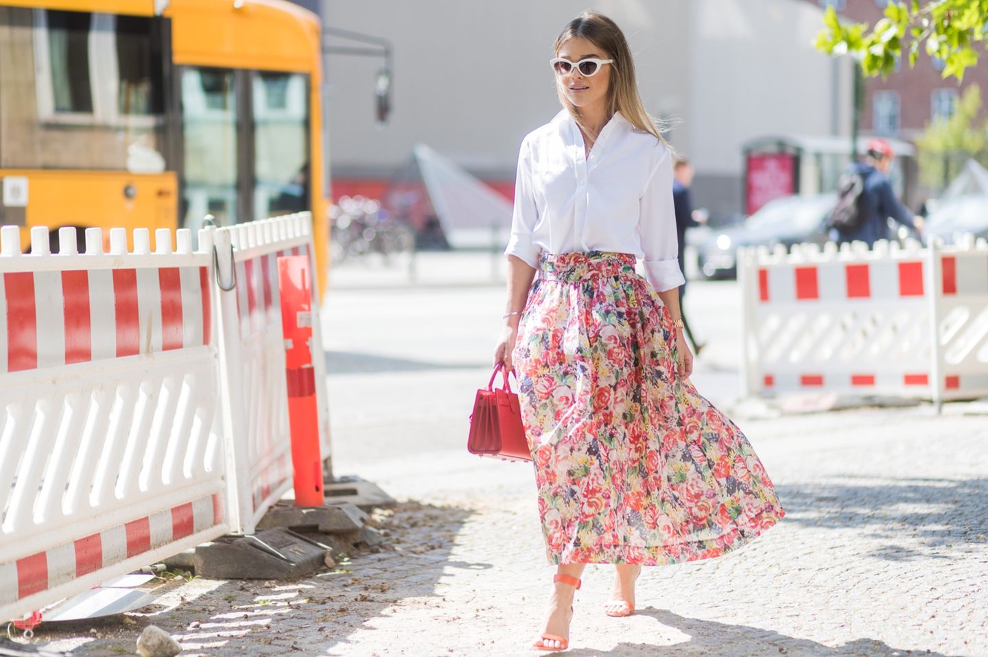 Bloggerin trägt Blumenrock auf Fashion Week in Copenhagen