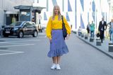 Blonde Frau trägt gelbes Top zu Vichy-Rock auf der Copenhagener Fashion Week
