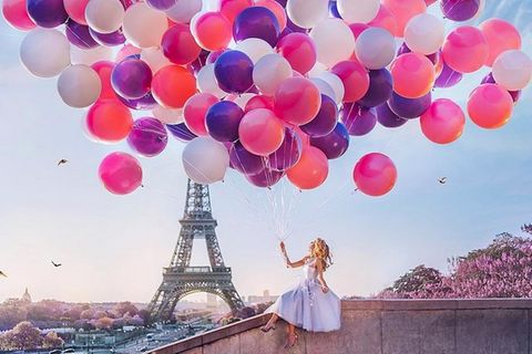 Frau mit Luftballons vor dem Eifelturm
