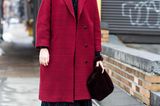 Frau trägt Mantel in Rot
