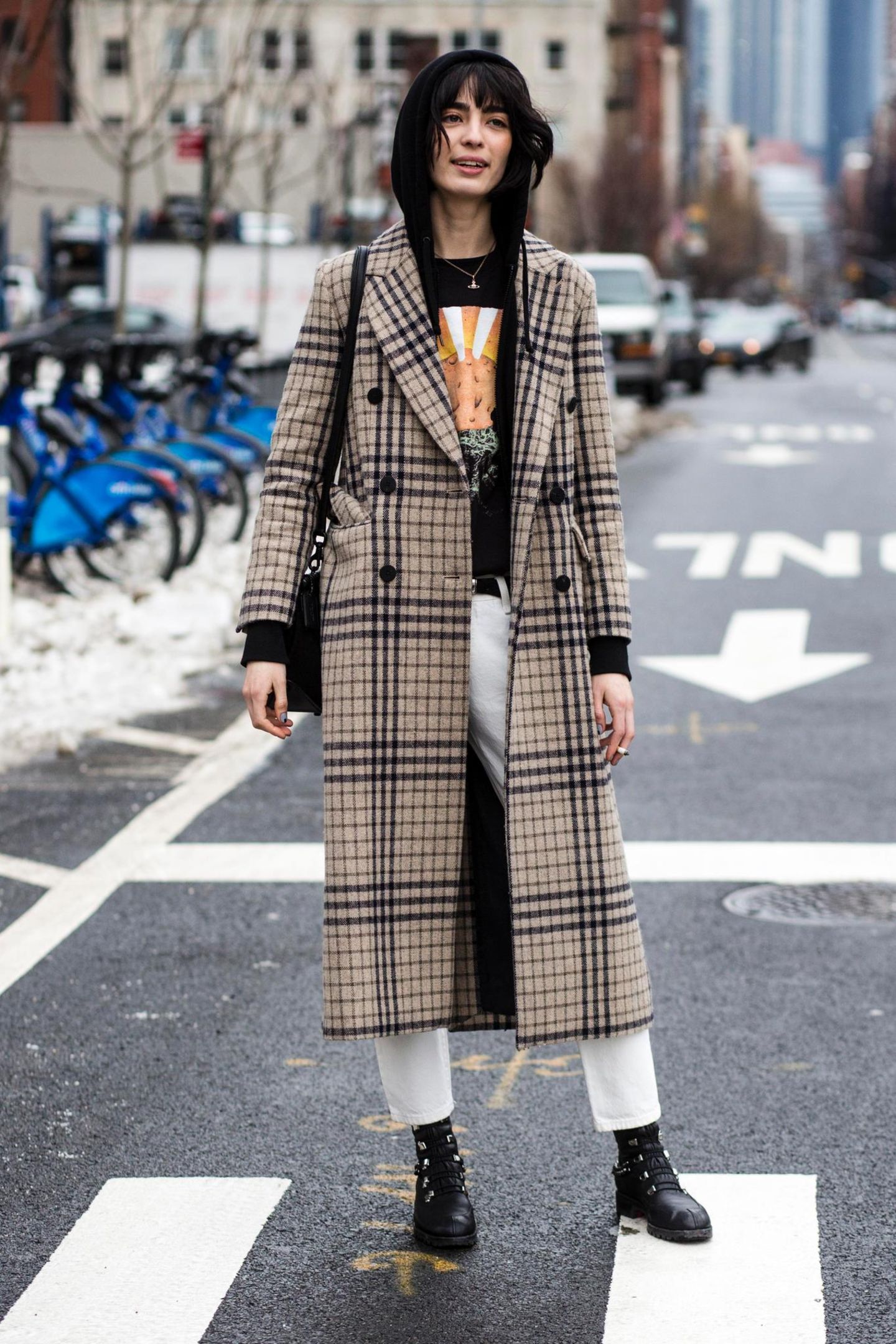 Bloggerin trägt Oversize-Mantel mit Karomuster