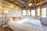 Das Schlafzimmer in Pastell hat großen Charme und die Schlafkoje im Dachgeschoss bietet - falls gewünscht - Platz für einen dritten Gast.