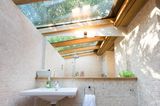 Das i-Tüpfelchen ist das Bad mit gläserner Decke. Ab 87 Euro/Nacht unter www.airbnb.de/rooms/6168679