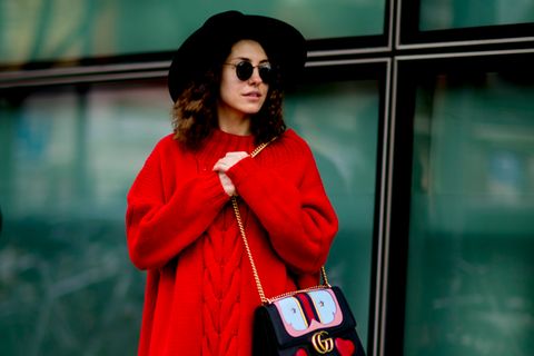 Bloggerin trägt Oversize-Pulli in Rot