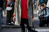 Bloggerin trägt Leo-Mantel zu rotem Pulli und schwarzer Hose