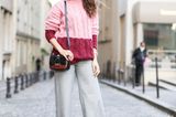 Streetstyle-Bloggerin mit Pullover und weiter Hose