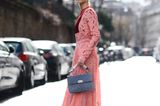 Bloggerin trägt Hippie-Kleid in Rosé zu crèmefarbene Boots