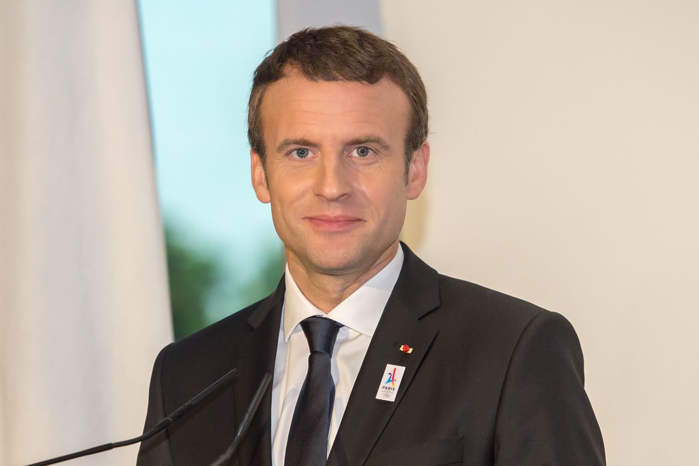 News: Emmanuel Macron in der Kritik - gibt er zu viel Geld für Schminke aus?
