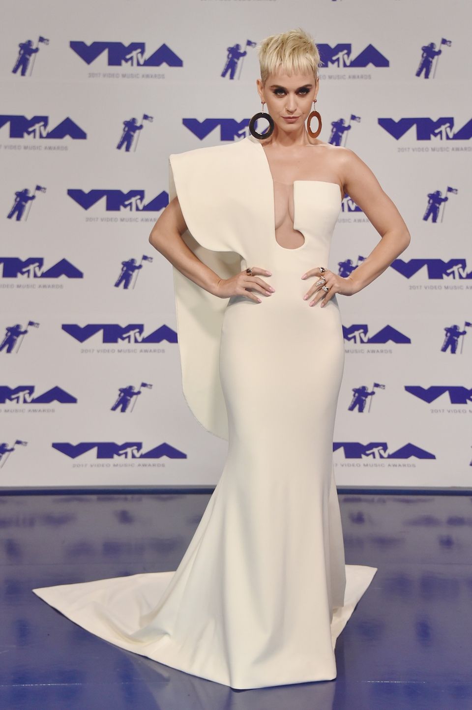 Katy Perry im weißen Kleid