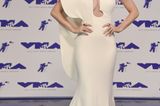 Katy Perry im weißen Kleid