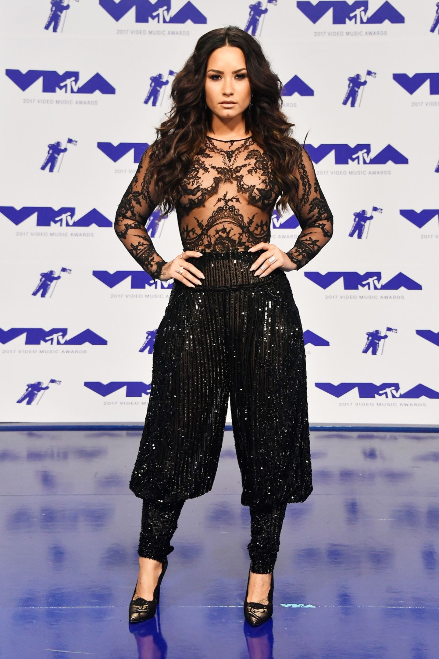 Demi Lovato in Haremshose und mit transparenten Top