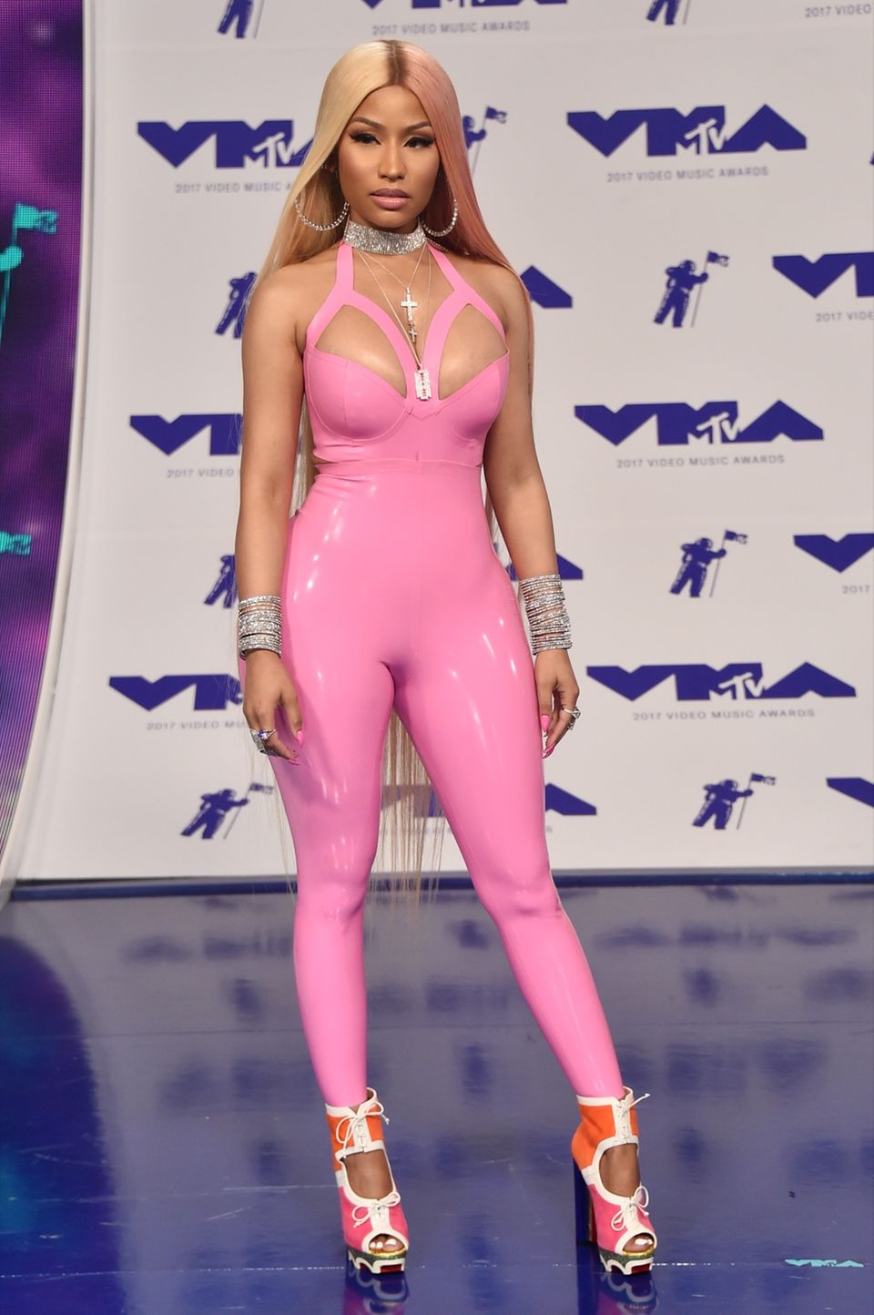 Nicki Minaj in einem Latex-Onesie