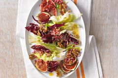 Wintersalat mit Schinken und Feigen als weihnachtliche Vorspeise Weihnachtliche Vorspeise: Wintersalat mit Schinken und Feigen
