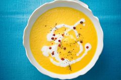 Steckrüben-Sekt-Suppe mit Blätterteig-Salzstangen als Weihnachts-Vorspeise Weihnachts-Vorspeise: Steckrüben-Sekt-Suppe mit Blätterteig-Salzstangen