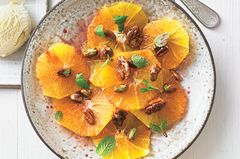 Orangensalat mit Nusskrokant als Vorspeise zu Weihnachten Vorspeise zu Weihnachten: Orangensalat mit Nusskrokant