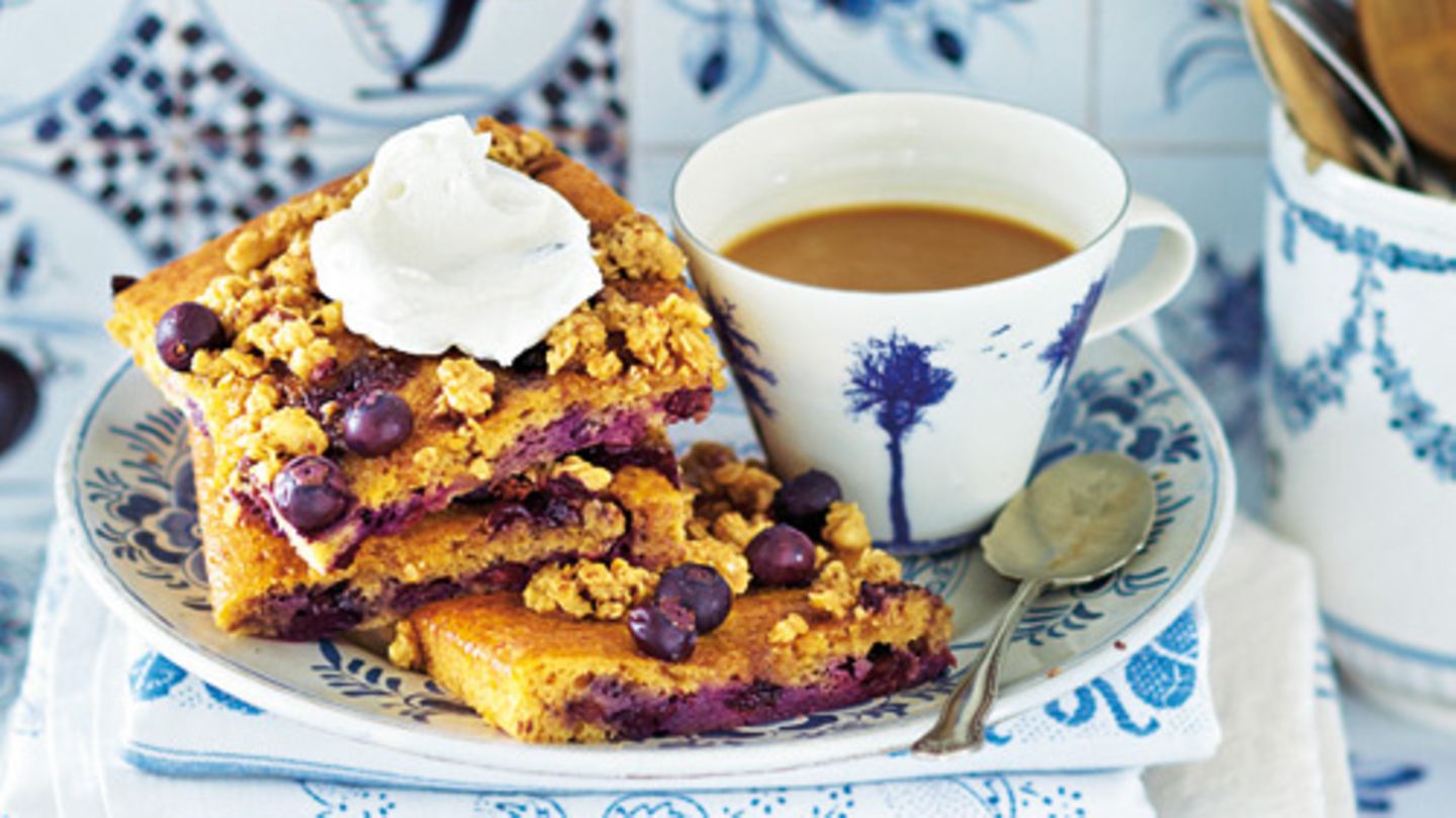 Heidelbeerkuchen-Backvergn-gen-in-Blau