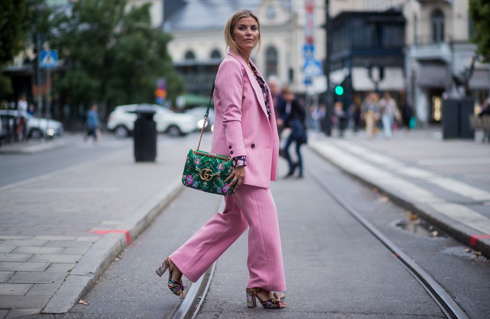 Stockholm Fashion Week Streetstyle mit pinkem Hosenanzug