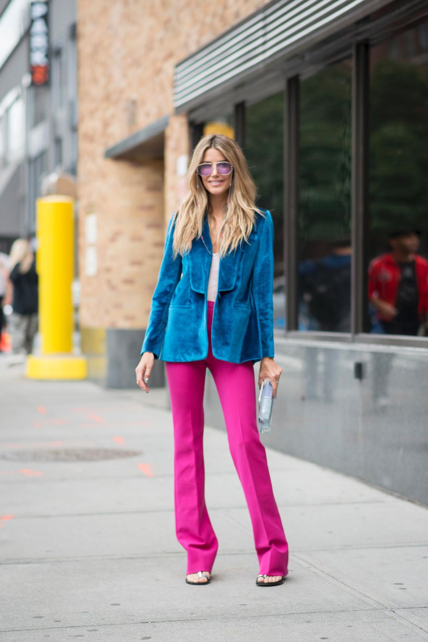 Bloggerin trägt blauen Samt-Blazer zu pinker Hose