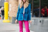 Bloggerin trägt blauen Samt-Blazer zu pinker Hose