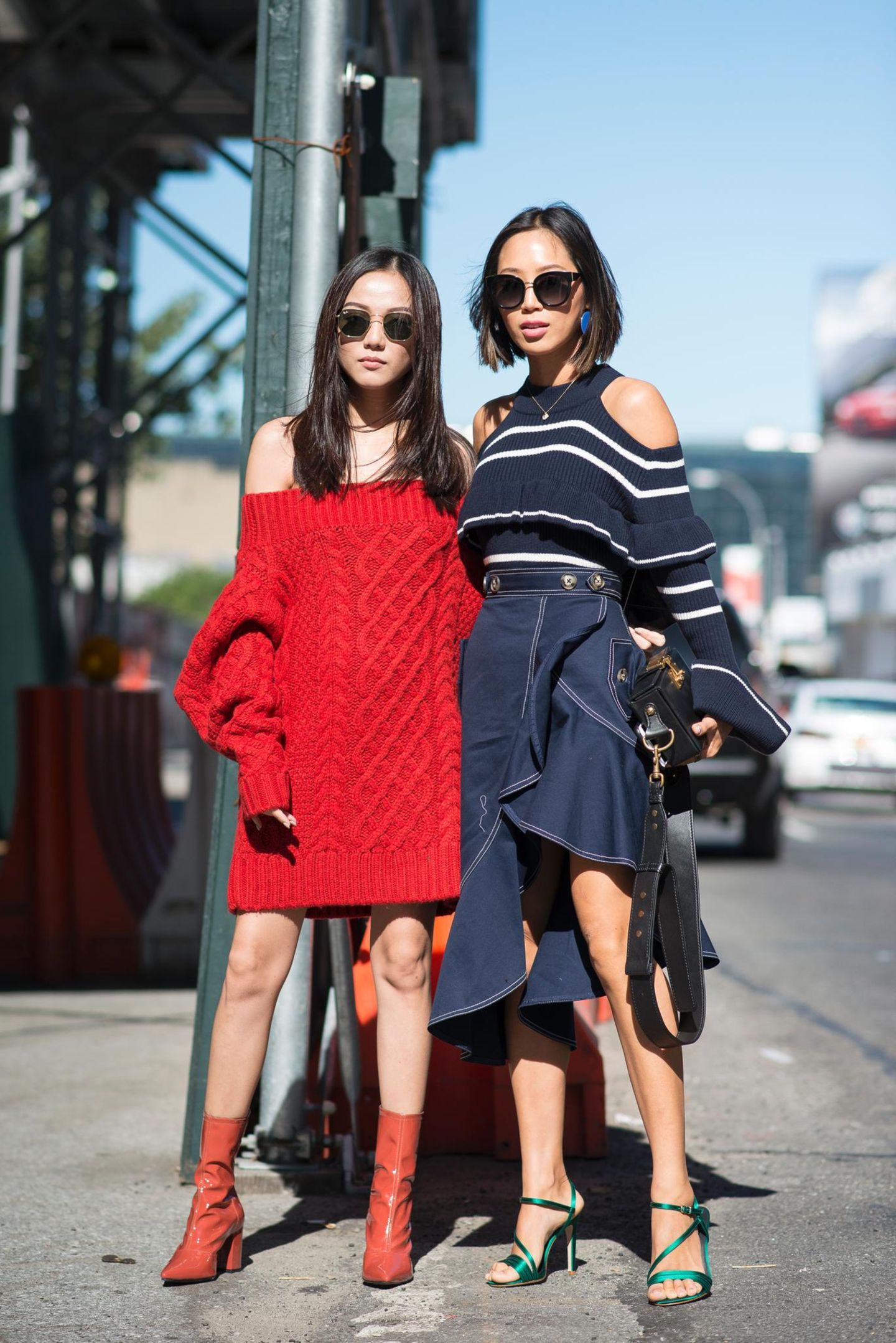 Bloggerinnen tragen ein rotes und ein blaues Outfit