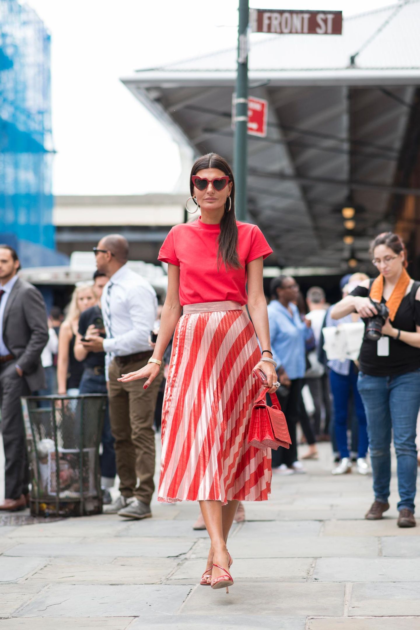 Bloggerin trägt ein Outfit komplett in Rot