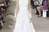 Frau im weißen Kleid