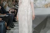 Brautkleider Trends 2018: Langärmliges Kleid bei Mira Zwillinger